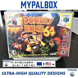 Peut inclure: Une boîte en plastique transparente contenant une cartouche de jeu Nintendo 64. Le jeu est Donkey Kong 64, et la boîte comprend un pack d'extension. Le jeu est étiqueté comme une édition collector avec un pack de jeu jaune. La boîte a une étiquette rouge et blanche avec le titre du jeu et une image de Donkey Kong et ses amis. La boîte a également une étiquette qui dit "Langues disponibles : UE, États-Unis".