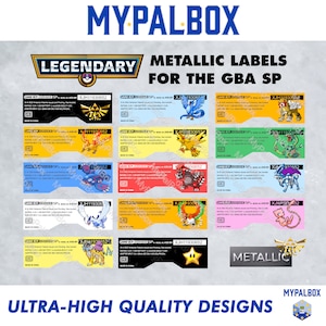 Könnte beinhalten: Ein Satz von 12 metallischen Etiketten für den Game Boy Advance SP. Die Etiketten zeigen verschiedene Pokémon-Charaktere, darunter Pikachu, Glurak und Mewtu. Die Etiketten sind so konzipiert, dass sie auf der Vorderseite des Game Boy Advance SP angebracht werden, um ihm ein einzigartiges und individuelles Aussehen zu verleihen.