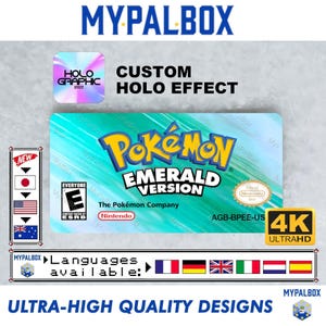 Op de afbeelding: Een rechthoekig Pokémon Emerald Version spel-etiket met een holografisch effect, het Pokémon-logo, een ESRB E-beoordeling en de tekst AGB-BPEE-US. De afbeelding bevat de tekst MYPALBOX, CUSTOM HOLO EFFECT, 4K ULTRAHD en een lijst met talen.