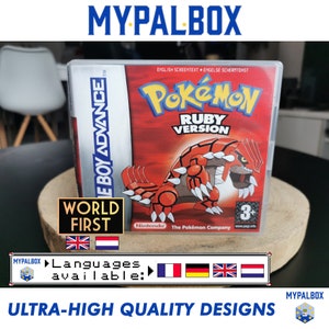 Peut inclure: Une cartouche de jeu Game Boy Advance rouge avec un monstre rouge et noir sur le devant. Le jeu s'appelle "Pokémon Rubis Version" et est en anglais. Le jeu est disponible en plusieurs langues, dont le français, l'allemand, l'anglais et le néerlandais.