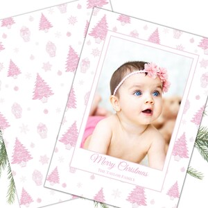 Plantilla grandmillenial de Navidad rosa Tarjeta navideña imprimible Foto familiar de Navidad rosa bebé Estilo chinoiserie personalizable