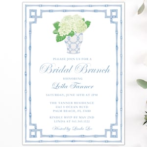 Invito classico Grandmillennial con barattolo di zenzero blu, bordo in bambù blu, invito con ortensia bianca, Chinoiserie Bridal Ginger Jar, stampa nuziale