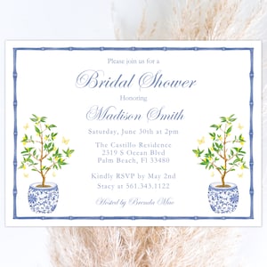 Puede incluir: Un borde de estilo bambú azul y blanco rodea una invitación blanca para una despedida de soltera en honor a Madison Smith. La invitación incluye la fecha, la hora, la ubicación y la información de RSVP. La invitación está decorada con dos arreglos florales azules y blancos con flores amarillas y mariposas.