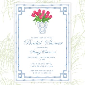 Op de afbeelding: Een witte uitnodigingskaart met een roze bloemenillustratie is omgeven door een blauwe en witte bamboe-rand. De tekst luidt: "U bent van harte uitgenodigd voor een Bridal Shower ter ere van Stacy Steven's Zaterdag 25 januari 15:00-17:00 uur 2902 S Ocean Blvd, Palm Beach, FL 33480 Graag uw aanwezigheid bevestigen voor 20 februari Donna 561.233.3434"