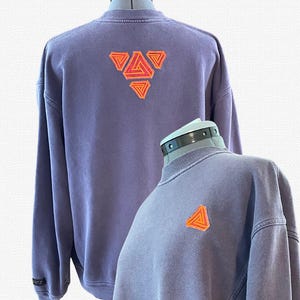 Könnte beinhalten: Eine weiße Keramik-Tasse mit schwarzem Henkel und dem Text "But First, Coffee" in handschriftlichem Stil. Die Tasse steht auf einer weißen Oberfläche. Die Tasse ist 10 cm hoch.