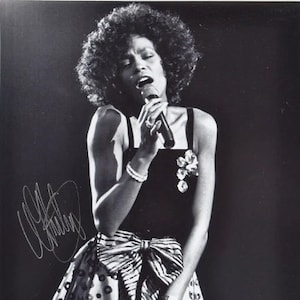 ホイットニー・ヒューストン 直筆サイン入り写真 - I Will Always Love You - Where Do Broken Hearts Go - My Love Is Your Love 11&quot;x 14&quot; コア付き