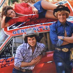DUKES OF HAZZARD Foto firmada por el elenco - C. Bach, Tom Wopat, J. Schneider con Coa