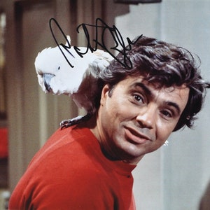 ROBERT BLAKE - BARRETTA Signed Photo - Fred, the comedic cockatoo w/coa