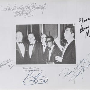 Peut inclure: Photographie en noir et blanc de cinq hommes, dont Frank Sinatra, Dean Martin et Sammy Davis Jr. La photo est signée par les cinq hommes, avec le texte "Time After Time" et "I'm pleased that I'm" écrit sous la signature de Sinatra.