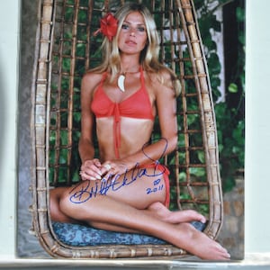 BRITT EKLAND PODPISANE ZDJĘCIE - Człowiek ze złotym pistoletem - Get Carter - Człowiek z wikliny - Endless Night 11"x 14" z nadrukiem