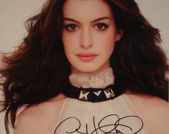 ANNE HATHAWAY SIGNED Photo - Devil Wears Prada, The Intern