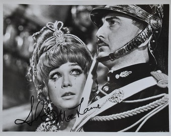 SHIRLEY MacLAINE Signiertes Foto - Woman Times Seven w/coa