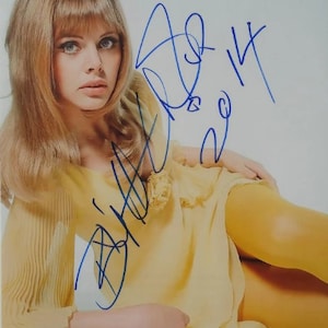 BRITT EKLAND PODPISANE ZDJĘCIE - Człowiek ze złotym pistoletem - Get Carter - The Wicker Man - Endless Night z kolegą
