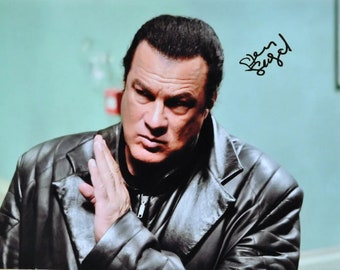 STEVEN SEAGAL SIGNED Photo - 7-dan schwarzer Gürtel in Aikido - Oberhalb des Gesetzes - unter Siege - der Anhänger des Kämpfers - mit Mantel