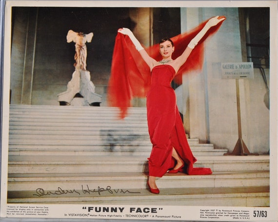 audrey hepburn red dress Moda y Cine (3) : Vestidos Rojos or fold Audrey Hepburn's iconic red Givenchy