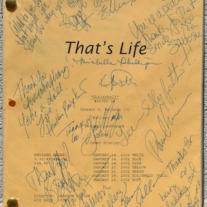 Puede incluir: Una página de guion amarilla para el programa de televisión "That's Life" con notas escritas a mano y firmas del reparto y el equipo. La página del guion incluye el título del episodio, "Gutterball", el número de episodio, "#40353", el número de temporada y episodio, "(Temporada 2, Episodio 17)", y la fecha de la revisión del guion, "24 de enero de 2002".