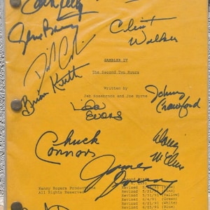 Pode incluir: Uma página de roteiro amarela com texto preto e assinaturas de vários atores e membros da equipe. O texto diz "GAMBLER IV, The Second Two Hours, Written by Jeb Sosebrook and Joe Byrne, Kenny Rogers Productions, All Rights Reserved". As assinaturas incluem Clint Walker, Chuck Connors, Johnny Crawford, e mais.