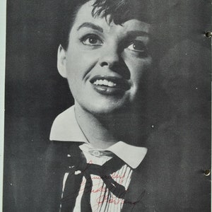 JUDY GARLAND Signed Photo - The Story Of Judy Garland w/COA