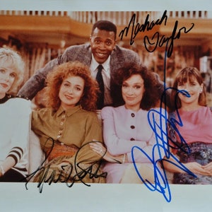 DESIGNING WOMEN CAST サイン入り写真 X3 - ディクシー・カーター、アニー・ポッツ、メシャック・テイラー（コアラ付き）