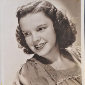 JUDY GARLAND Signed Youg Photo - A Star Is Born , Wizard Of Oz w/COA
