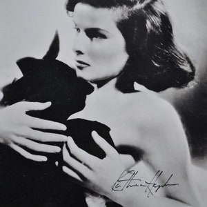KATHARINE HEPBURN ONDERTEKEND Gesigneerde foto, een stijlvolle dame met een geweldig gevoel voor humor! met coa