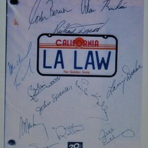 Puede incluir: Una hoja de papel blanca con varias firmas del reparto de la serie de televisión "LA Law". Las firmas incluyen:  "Gordon  Berner", "Alan  Rakas", "Richard Dysart", "Larry Drake", "John Spencer", "Susan Ruttan", "Fred  Eel", y "Lisa Zane". Las firmas están escritas con tinta negra. Una matrícula de California con las palabras "LA LAW" está en el centro de la página.