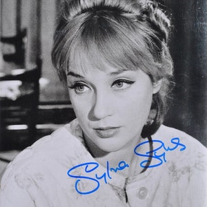 SYLVIA SYMS ONDERTEKEND Foto - Vrouw in een kamerjas, de koningin met coa