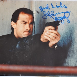 スティーブン・セガールの直筆サイン入り写真 - アンダー・シージ、コード・オブ・オナー、COA付き