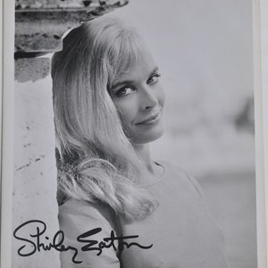 SHIRLEY EATON SIGNED Photo - James Bond Goldfinger  w/coa