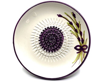 Râpe en céramique | Plaque à râper | Râpe à l'ail | Râpe à épices | fait à la main | Lavande Blanc/Violet | passe au lave-vaisselle | 12 cm