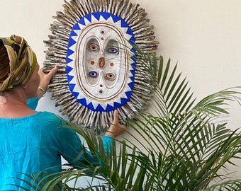 Máscara de papel maché hecha a mano: una pieza decorativa única para colgar en la pared.