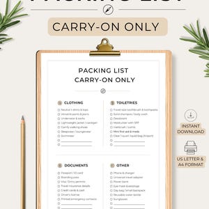 Könnte beinhalten: Eine druckbare Packliste auf einem Holz-Klemmbrett mit goldener Klemme. Das Dokument trägt den Titel PACKING LIST CARRY-ON ONLY und enthält vier Kategorien: CLOTHING, TOILETRIES, DOCUMENTS und OTHER, mit Kontrollkästchen und Zeilen.