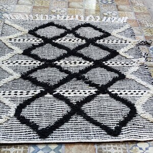 Clean and minimalist rug in pure wool for a modern contemporary space | Pure wool rugs in a variety of colors and patterns