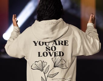 Bluza z kapturem „You Are So Loved” | Bluza unisex z motywem chrześcijańskim | Bluza z kapturem z cytatem o wierze | Gildan 18500 | Prezent dla niej lub dla niego | Darmowa wysyłka