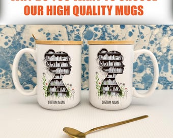 Puede incluir: Dos tazas de cerámica blanca con la silueta de una cabeza de mujer llena de estanterías. Cada taza tiene una tapa de madera y un asa. El texto "CUSTOM NAME" está debajo de la silueta. Una cuchara dorada descansa frente a las tazas. El texto "WHY DO YOU WANT TO CHOOSE OUR HIGH QUALITY MUGS" está en la parte superior.