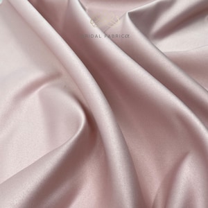 Romantischer matter Satin in zartem Rosa. Fließender Stoff mit edlem, mattem Glanz – perfekt für Hochzeits- und Abendmode.