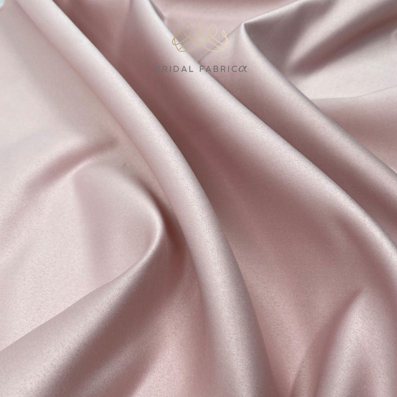 Romantischer matter Satin in zartem Rosa. Fließender Stoff mit edlem, mattem Glanz – perfekt für Hochzeits- und Abendmode.
