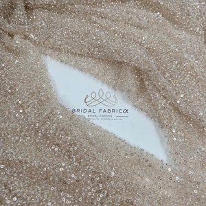 Tela de tul bordada color piel con cuentas plateadas y lentejuelas sobre tul color piel, encaje pesado con lentejuelas cortado a medida para vestidos de novia y prendas de novia.