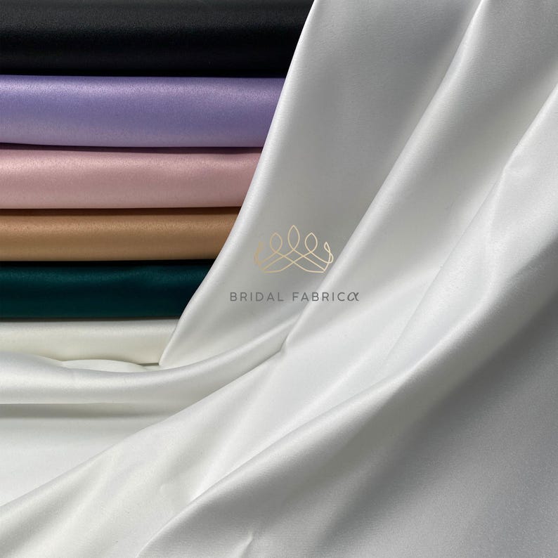 Nicht dehnbarer matter Satin in Off-White. Elegante, glatte Oberfläche mit sanftem Glanz, ideal für Brautkleider, Abendkleider und Dekoration.