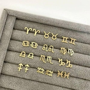 Kolczyki zodiakalne, kolczyki z ćwiekami ze znakiem zodiaku, biżuteria ze znakiem zodiaku, złote kolczyki z ćwiekami, biżuteria z horoskopem, prezenty dla niej, biżuteria astrologiczna