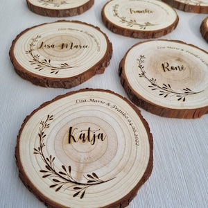 Namensschild mit Kranz | Platzkarte | Holzscheibe mit Namen | Hochzeit | Tischschild | personalisiert | Deko | graviert Hochzeitsdeko 8-9cm