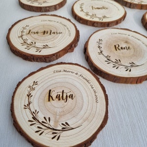 Naambordje met krans | Plaatskaart | Houten schijf met naam | bruiloft | Tafelbord | gepersonaliseerd | Decoratie | gegraveerde huwelijksdecoratie 8-9 cm