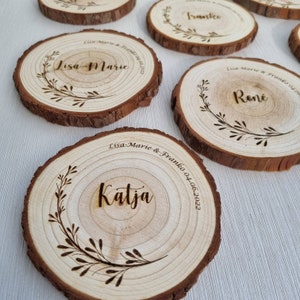 Namensschild mit Kranz | Platzkarte | Holzscheibe mit Namen | Hochzeit | Tischschild | personalisiert | Deko | graviert Hochzeitsdeko 8-9cm