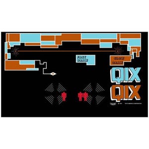 Peut inclure: Un écran de jeu vidéo rétro sur fond noir. Le jeu présente un design en forme de grille avec des blocs orange et bleus, le texte "FAST DRAW" et "SLOW DRAW", et le titre du jeu "QIX" en bleu et orange. Deux personnages rouges sont au centre.