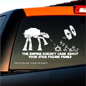 Può includere: Un adesivo in vinile bianco a tema Star Wars. Presenta un AT-AT walker, un caccia TIE e figure stilizzate. Il testo recita "L'Impero non si preoccupa della tua famiglia di figurine."  *Non è la dimensione reale - ridimensionato per la qualità.