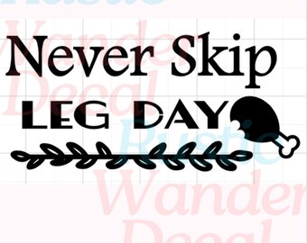 以下が含まれることがあります： 太字の「Never Skip LEG DAY」というテキストが入った黒いデカール。テキストの下には装飾的な葉のデザインがあり、右側には漫画の七面鳥の脚があります。背景は白です。