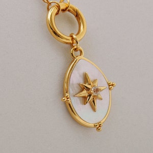 Rose des Vents-Medaillon – Kompassrose-Anhänger – recyceltes Sterlingsilber mit 18-karätiger Goldvermeil-Beschichtung und Perlmutt, weißem Topas