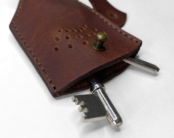 Minimalist Key Holder / Organiser, Vegetable tanned Crazy Horse style Italian leather, Key case, Leather Keychain, Key Fob, Keys purse, gift