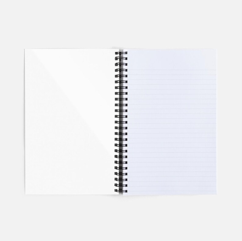Op de afbeelding: Een open spiraalnotitieblok met wit, gestreept papier. Het notitieblok ligt plat op een wit oppervlak.