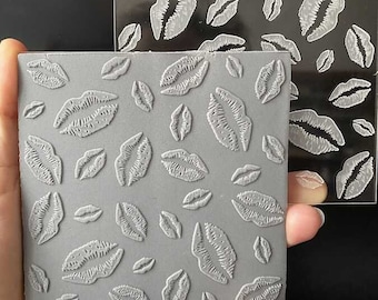 Paku Malzeme Pop-it timbre acrylique Lips & Kisses; 10,0*10,0 cm (plaque de texture/tapis de texture pour pâte polymère) FIMO, CERNIT, SCULPEY